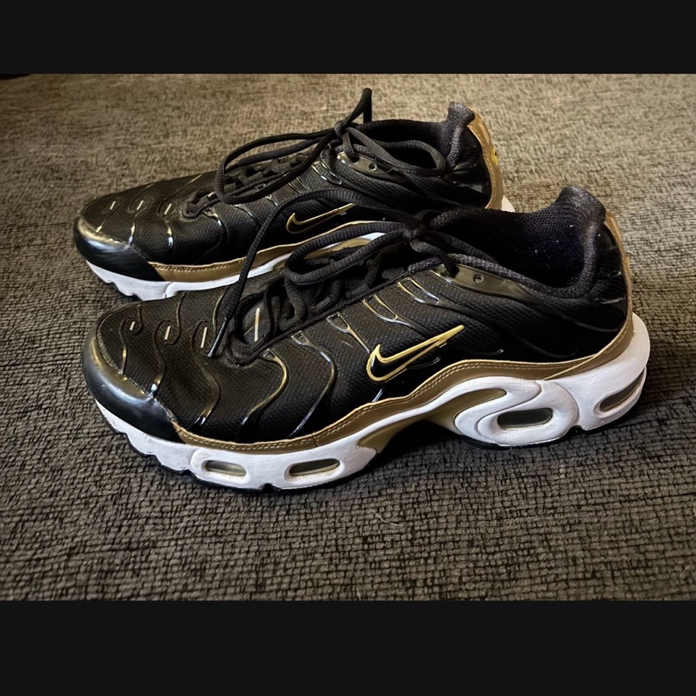 Nike Air Max Plus Sneakers Black & Gold Sz 7Y W sz 8.5 & M Sz 7 (Unisex) - Picture 2 of 5
